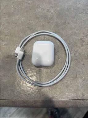Apple White Wireless Earbuds with Lightning Charging Cable
